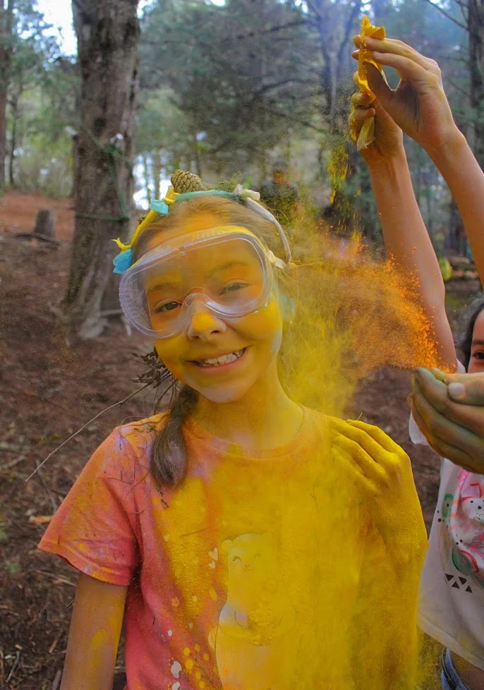 Alegría durante una actividad con polvos de colores