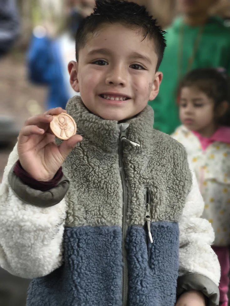 Participante mostrando con orgullo su recuerdo del campamento